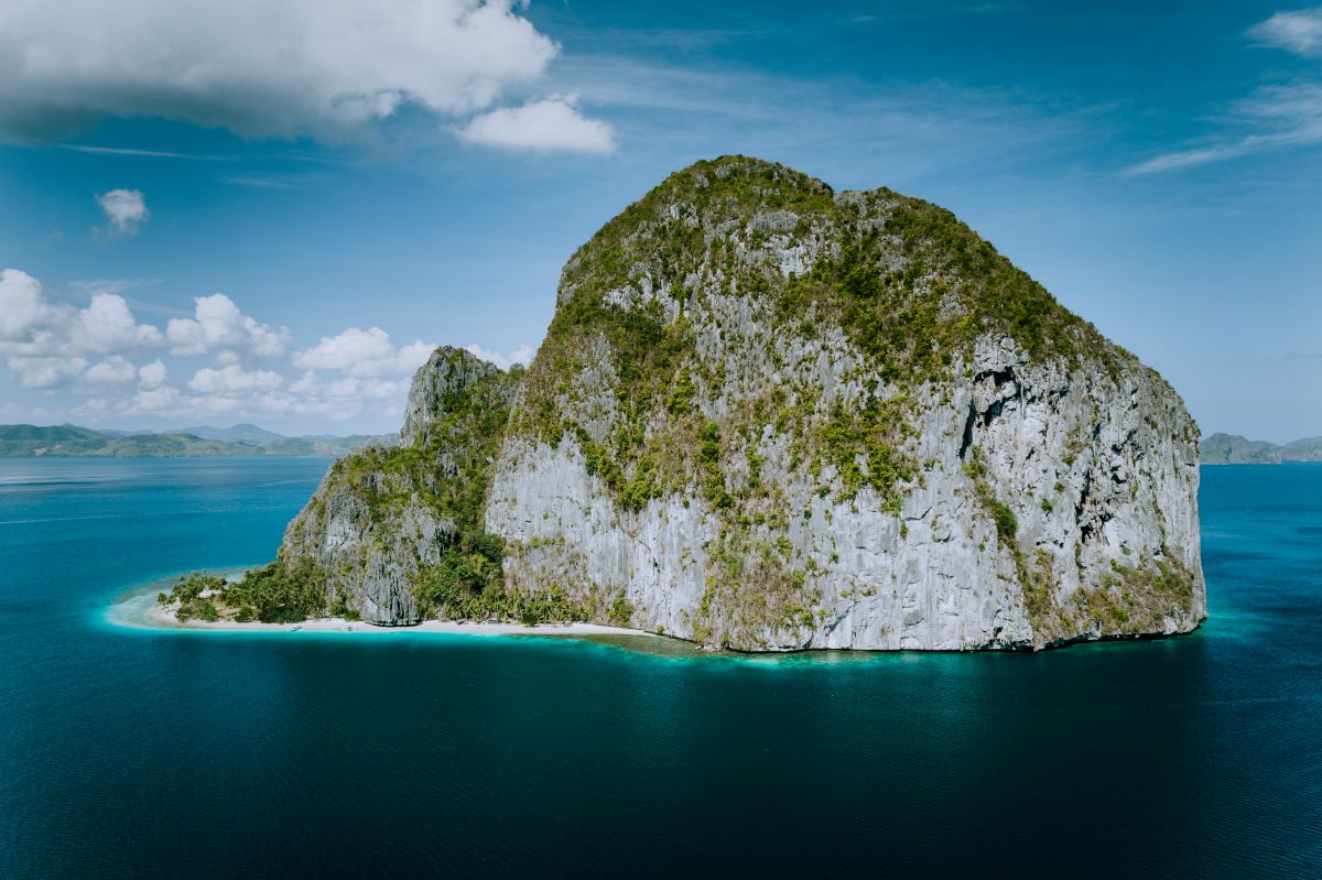 View of Pinagbuyutan Island in El Nido, Palawan with emerald waters and dramatic cliffs