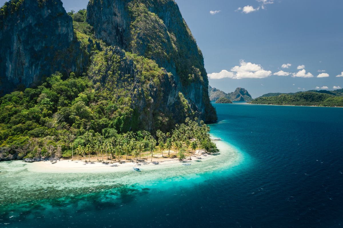 Tropical view of Pinagbuyutan Island’s limestone cliffs in El Nido, Palawan